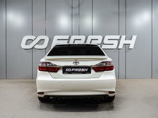 2017 Toyota Camry VII (XV50) Рестайлинг, белый, 2226000 рублей, вид 4