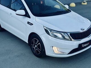 2013 Kia Rio 4-speed III, белый, 879000 рублей, вид 5