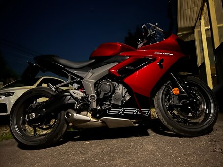2024 Triumph Daytona 660, красный, 870000 рублей, вид 4