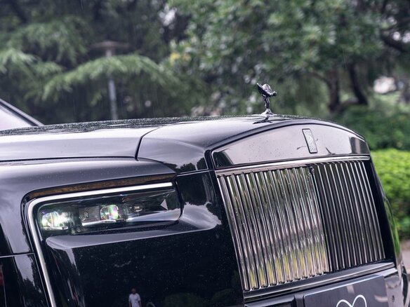 2026 Rolls-Royce Cullinan Black Badge I Рестайлинг (Series II), чёрный, 51300000 рублей - вид 2