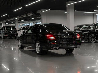2017 Mercedes-Benz E-Класс 200 V (W213, S213, C238), чёрный, 3350000 рублей, вид 4