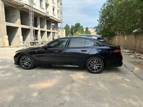 2023 BMW 5 серии 520i VIII (G60/G61/G68), синий, 5700000 рублей, вид 4