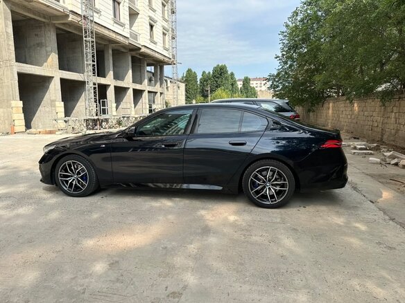 2023 BMW 5 серии 520i VIII (G60/G61/G68), синий, 5700000 рублей - вид 3