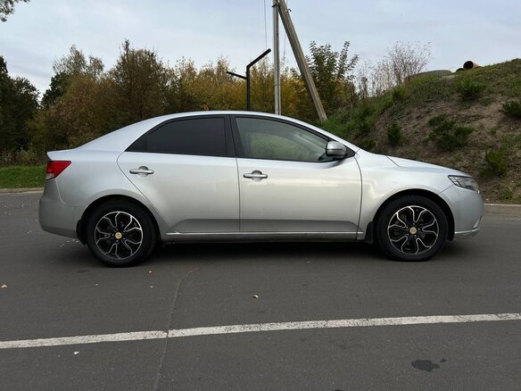 2011 Kia Cerato 6-speed II, серебристый, 650000 рублей - вид 3