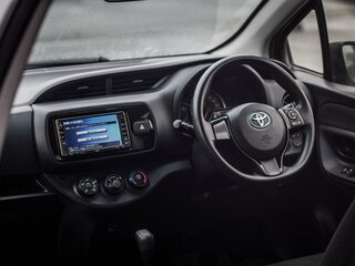 2017 Toyota Vitz III (XP130) Рестайлинг 2, белый, 879000 рублей, вид 2