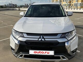 2019 Mitsubishi Outlander III Рестайлинг 3, белый, 2200000 рублей, вид 2