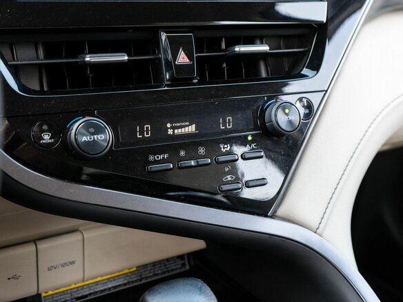 2021 Toyota Camry VIII (XV70) Рестайлинг, белый - вид 18