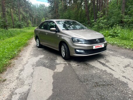 2015 Volkswagen Polo V Рестайлинг, бежевый, 915000 рублей, вид 2