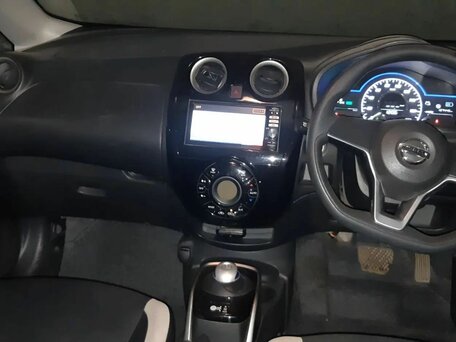 2017 Nissan Note Nismo e-Power II Рестайлинг, белый, 930000 рублей, вид 4