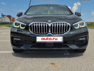 2021 BMW 1 серии 118i III (F40), чёрный, 2150000 рублей, вид 4