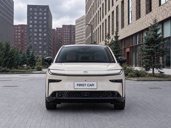 2026 Toyota bZ3X 58.3 kWh, бежевый, 2729512 рублей - вид 1