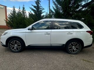 2018 Mitsubishi Outlander III Рестайлинг 3, белый, 2000000 рублей, вид 2
