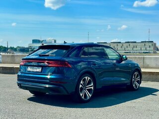 2021 Audi Q8 55 TFSI I (4M), синий, 5990000 рублей, вид 4