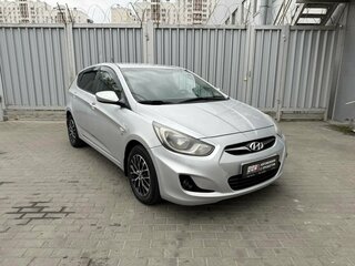 2013 Hyundai Solaris I, серебристый, 675000 рублей, вид 3