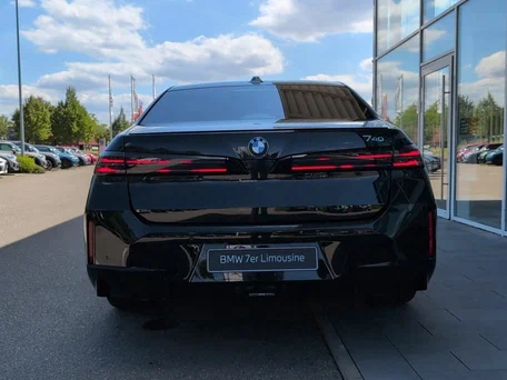 2026 BMW 7 серии 740 xDrive VII (G70) Рестайлинг, чёрный, 18700000 рублей, вид 2