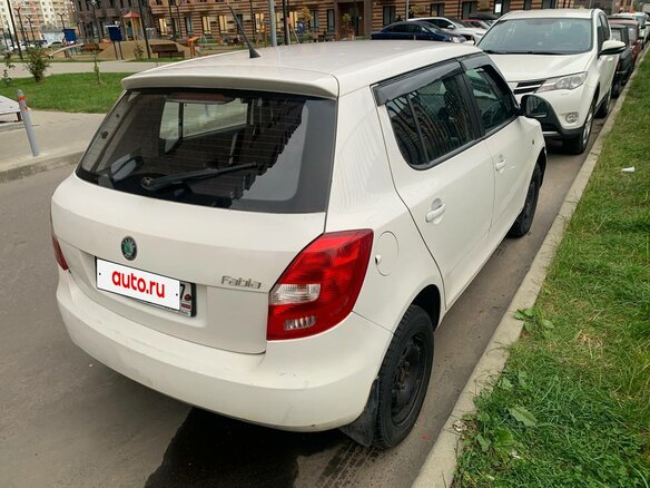 2012 Skoda Fabia II Рестайлинг, белый, 270000 рублей - вид 4