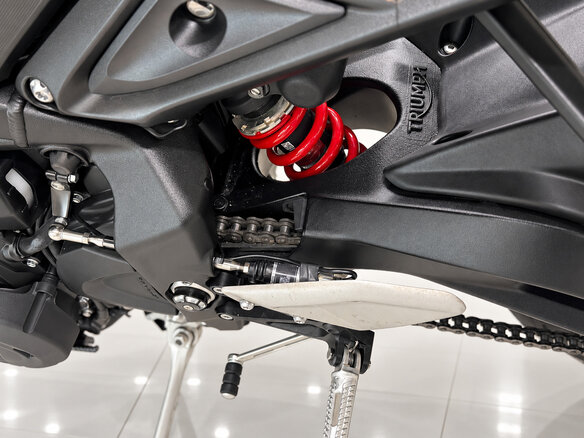 2024 Triumph Street Triple, оранжевый, 1229609 рублей - вид 10