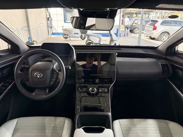 2022 Toyota bZ4X I, серый - вид 9