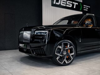 2025 Rolls-Royce Cullinan Black Badge I Рестайлинг (Series II), чёрный, 58000000 рублей, вид 2