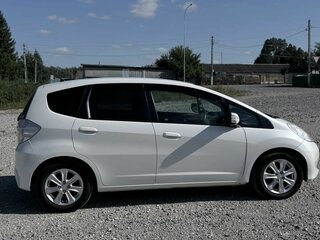 2010 Honda Fit Hybrid II, белый, 750000 рублей, вид 2