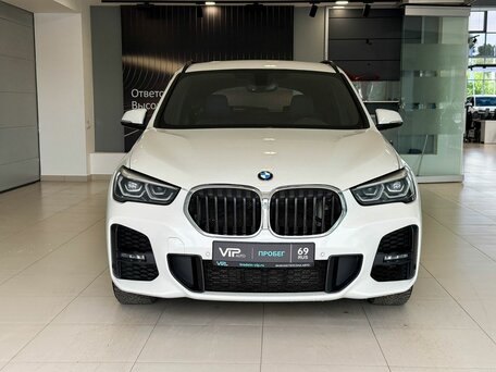 2020 BMW X1 20i xDrive II (F48) Рестайлинг, белый, 2635000 рублей, вид 2