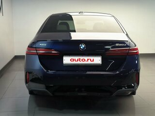 2024 BMW 5 серии 520d xDrive VIII (G60/G61/G68), синий, 11500000 рублей, вид 4