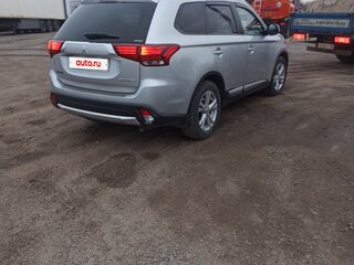 2017 Mitsubishi Outlander III Рестайлинг 2, серебристый, 2000000 рублей, вид 2