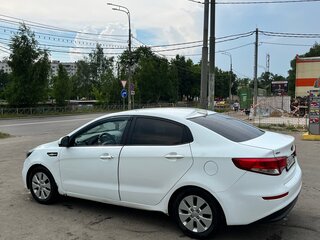 2017 Kia Rio III Рестайлинг, белый, 750000 рублей, вид 4