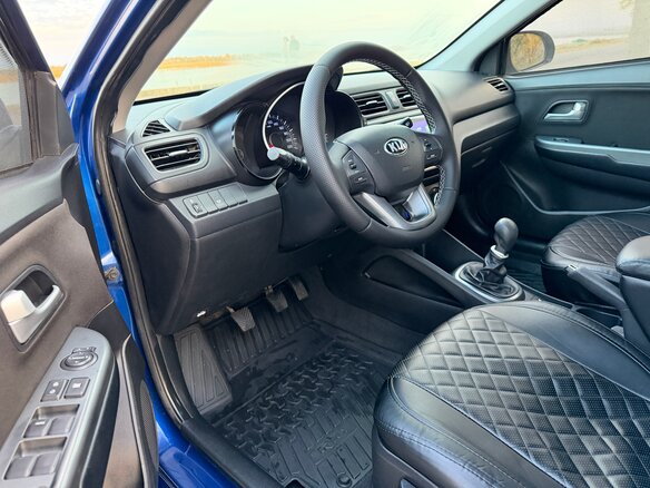 2013 Kia Rio 5-speed III, синий, 900000 рублей - вид 25