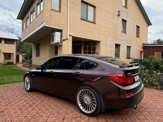 2010 BMW 5 серии Gran Turismo 535i VI (F10/F11/F07), пурпурный, 1600000 рублей, вид 2