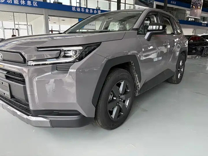 Открыть фотографии: Toyota RAV4 VI (XA60)