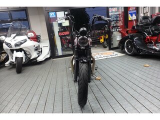 2021 Triumph Bonneville Bobber, красный, 1275000 рублей, вид 2