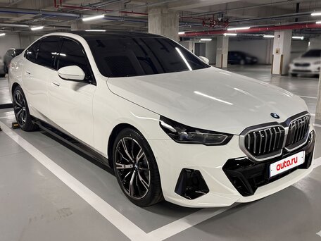 2025 BMW 5 серии 530i xDrive VIII (G60/G61/G68), синий, 7050000 рублей, вид 3