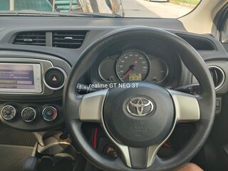 2014 Toyota Vitz III (XP130), серебристый, 810000 рублей, вид 1
