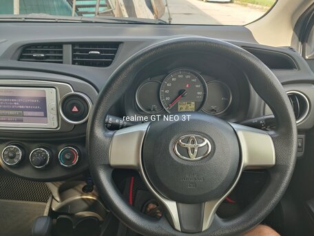 2014 Toyota Vitz III (XP130), серебристый, 810000 рублей, вид 1