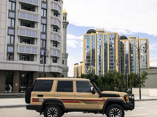 2025 Toyota Land Cruiser 76 70 Series Рестайлинг 2, бежевый, 12550000 рублей, вид 3