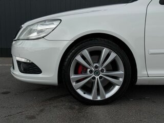 2011 Skoda Octavia RS II Рестайлинг, белый, 1230000 рублей, вид 5