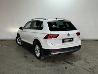 2017 Volkswagen Tiguan II, белый, 2340000 рублей, вид 4