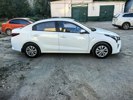 2020 Kia Rio IV, белый, 1700000 рублей, вид 2