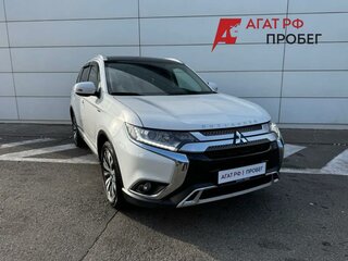 2020 Mitsubishi Outlander III Рестайлинг 3, белый, 2090000 рублей, вид 3