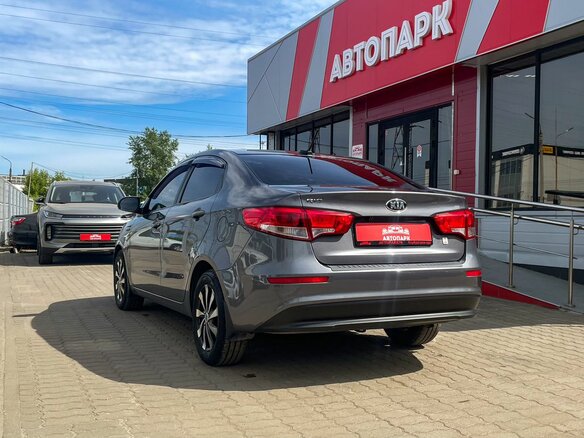 2017 Kia Rio III Рестайлинг, серый - вид 5