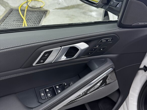 2021 BMW X6 40i III (G06), белый, 8590000 рублей - вид 8