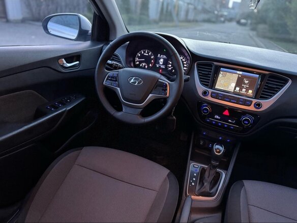 2018 Hyundai Solaris II, серебристый, 1400000 рублей - вид 18