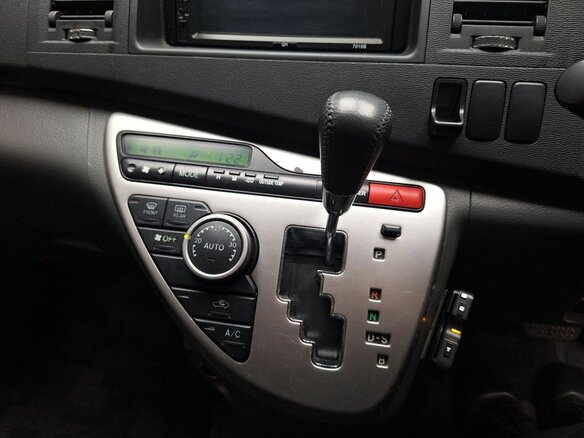 2010 Toyota ISis I Рестайлинг, чёрный, 1150000 рублей - вид 13