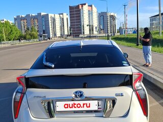 2018 Toyota Prius IV (XW50), белый, 2200000 рублей, вид 4