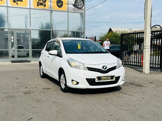 2013 Toyota Vitz III (XP130), белый, 799000 рублей, вид 4