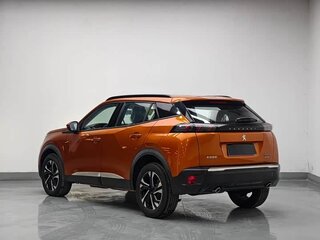 2022 Peugeot 2008 II, оранжевый, 1350000 рублей, вид 2