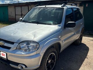 2013 Chevrolet Niva I Рестайлинг, серебристый, 400000 рублей, вид 1