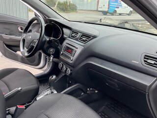 2016 Kia Rio III Рестайлинг, серебристый, 1150000 рублей, вид 4