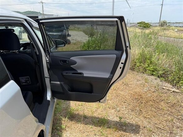 2011 Toyota Wish II, серебристый - вид 32